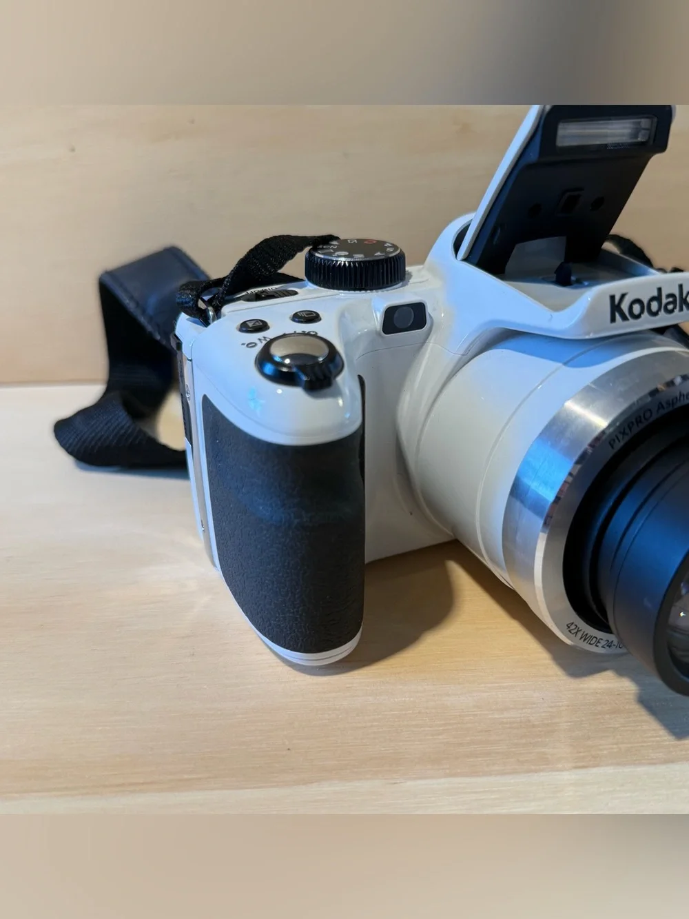 Kodak PIXPRO AZ421 16.0 MP Digital Camera Wht Tested Good w/Bat-Char-SDCard Read